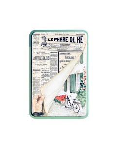 Une jolie boite au décor du Journal "Le Phare de Ré" contenant des biscuits sablés de l' Ile de Re